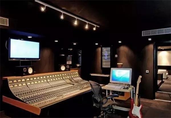 許多人都說(shuō)不清楚，錄音師卻默默享受！到底什么是監聽(tīng)音箱呢？